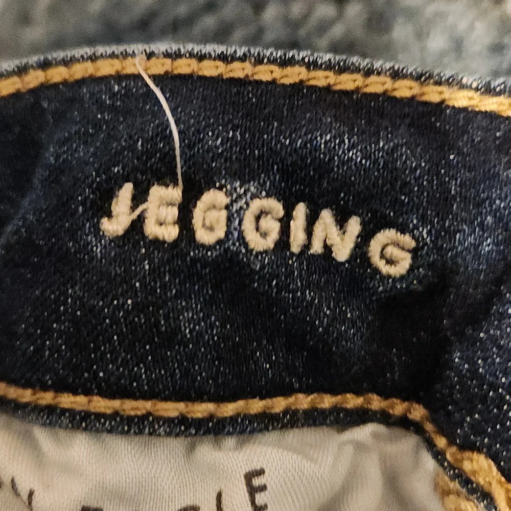 American Eagle Distressed Jeggings - Picture 4 of 8